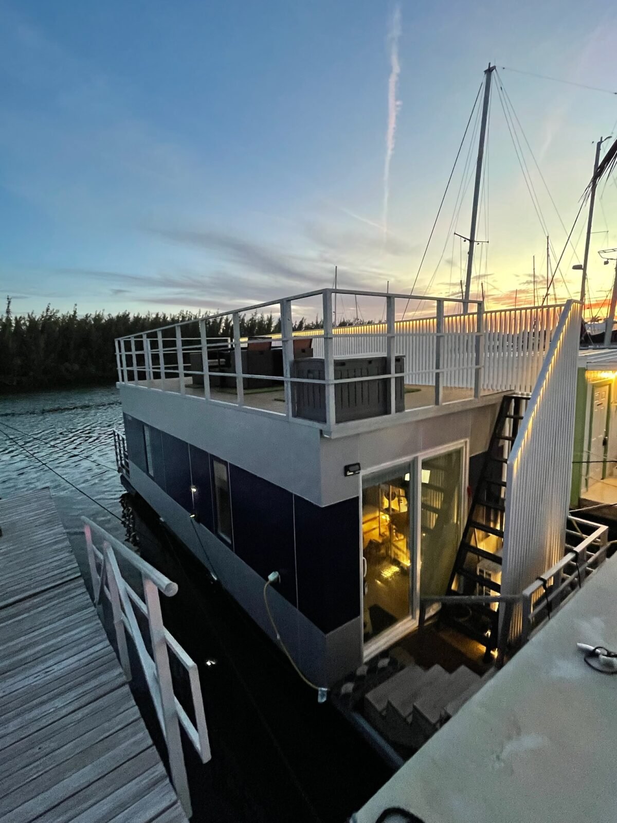 Casa Azul Houseboat Experience & Scenic Views @ The Perry Marina